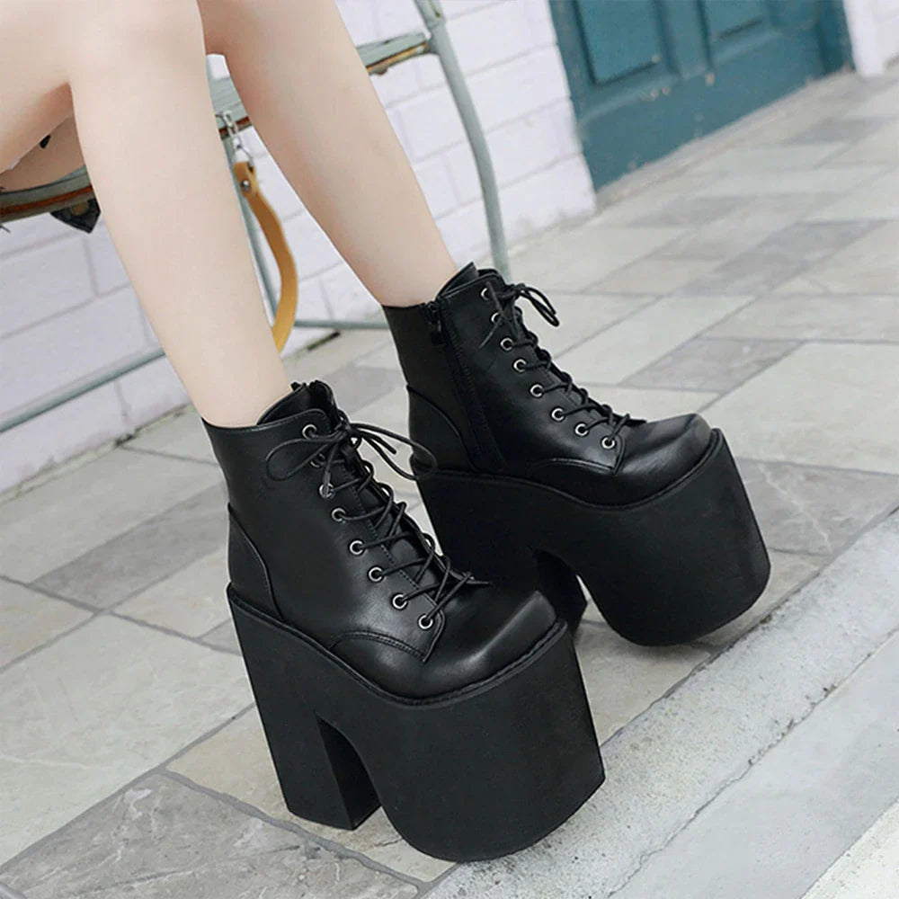 Hohe, kurze Gothic-Stiefel
