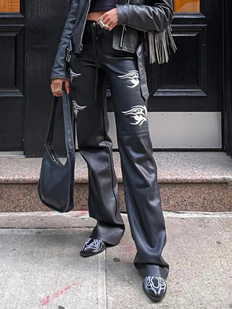 PANTALON GOTHIQUE EN CUIR ÉCOLOGIQUE DANS UN STYLE URBAIN