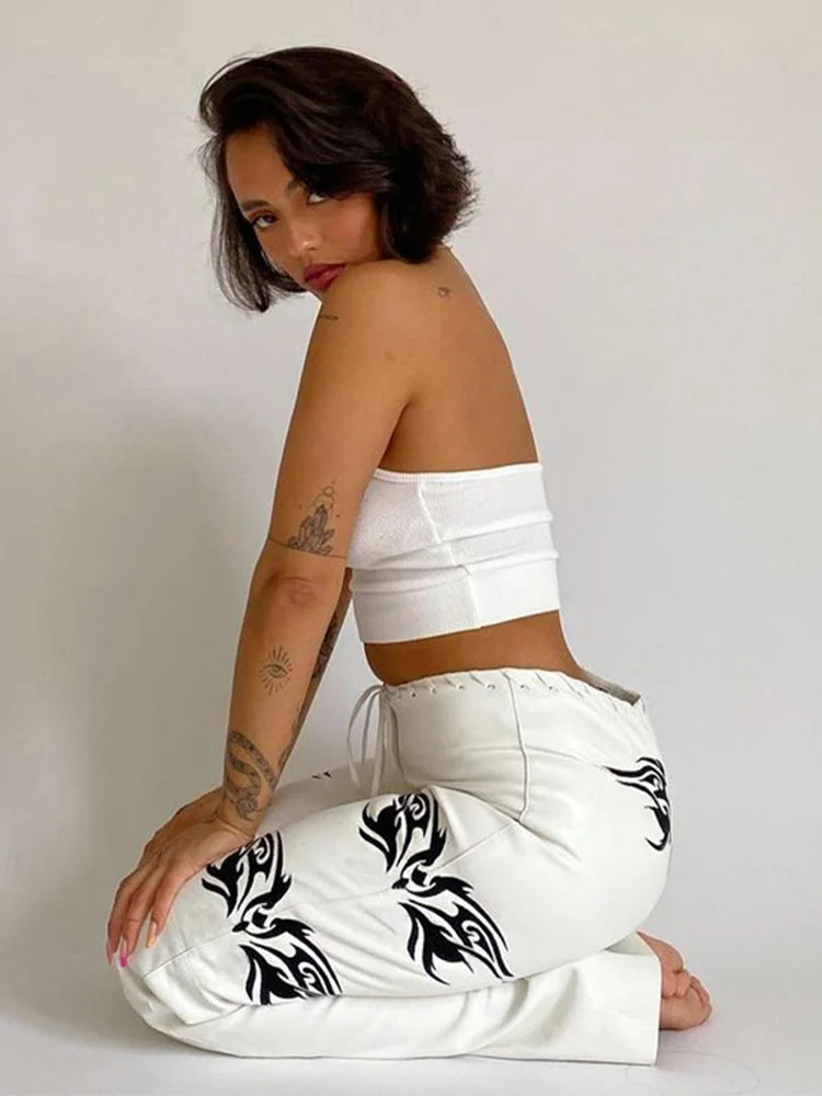 PANTALON GOTHIQUE EN CUIR ÉCOLOGIQUE DANS UN STYLE URBAIN