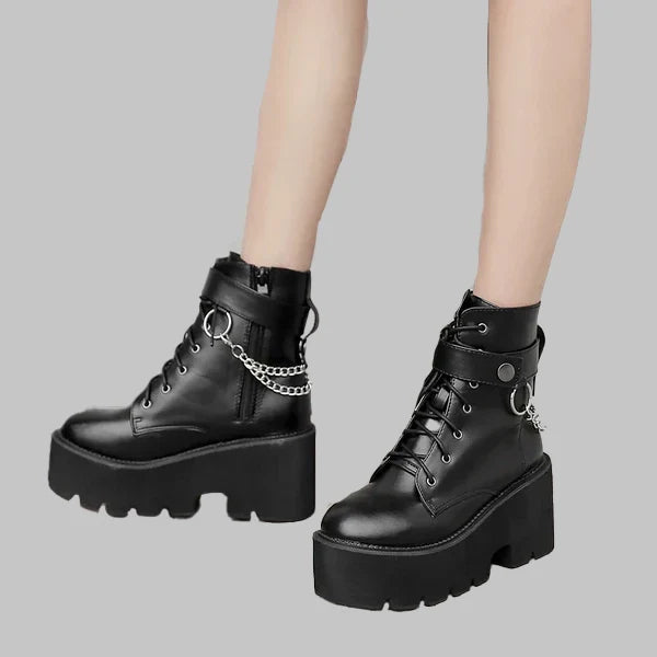 CHAUSSURES GOTHIQUES EN CUIR ÉCOLOGIQUE NOIR AVEC CHAÎNE