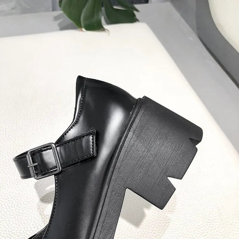 Schwarze Pumps im japanischen Stil