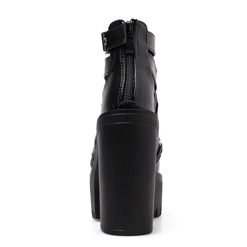 GOTISCHE SCHUHE MIT ABSATZ