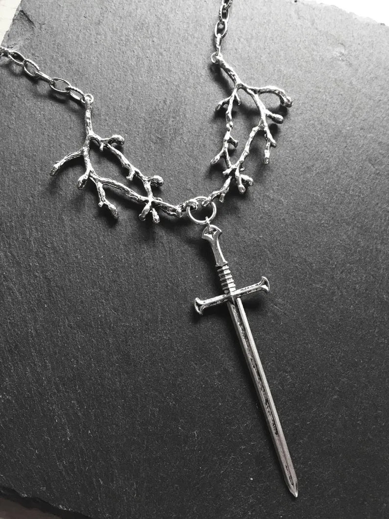 Collier gothique avec motif d'épée