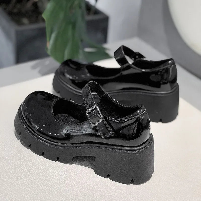 Schwarze Pumps im japanischen Stil