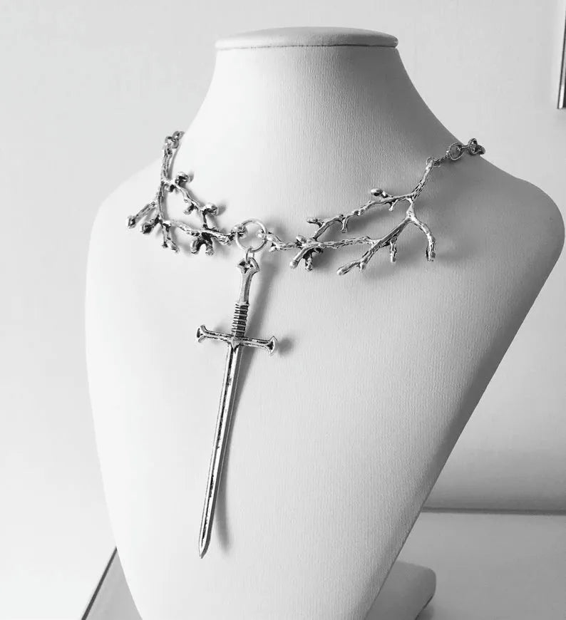 Collier gothique avec motif d'épée