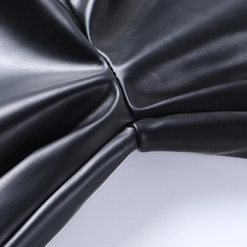 PANTALON GOTHIQUE EN CUIR ÉCOLOGIQUE DANS UN STYLE URBAIN