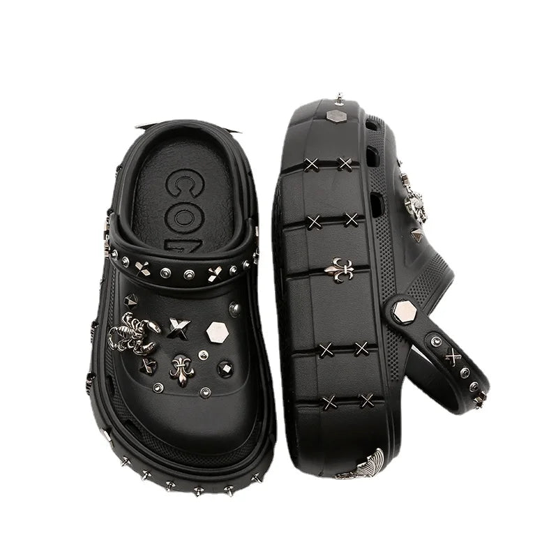 Tongs avec clous dans un style sombre