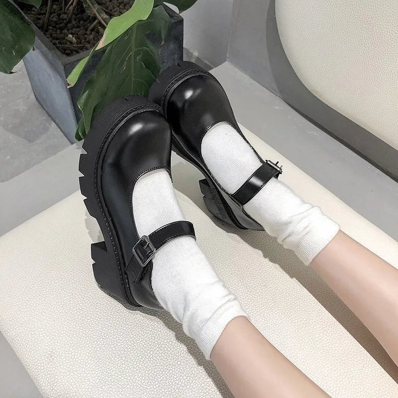 Schwarze Pumps im japanischen Stil