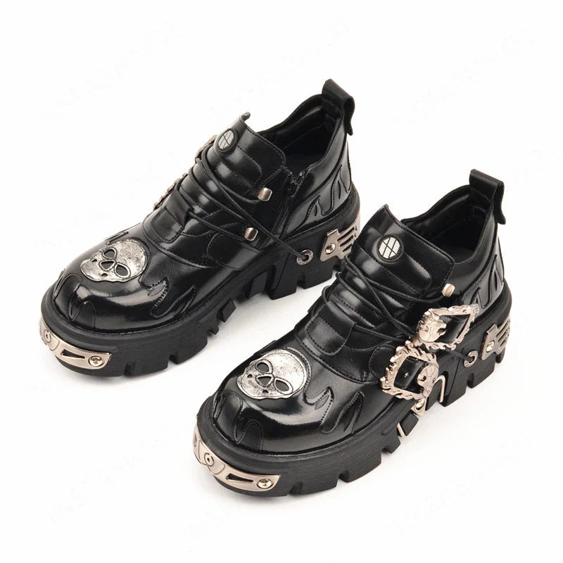Chaussures gothiques avec motif tête de mort