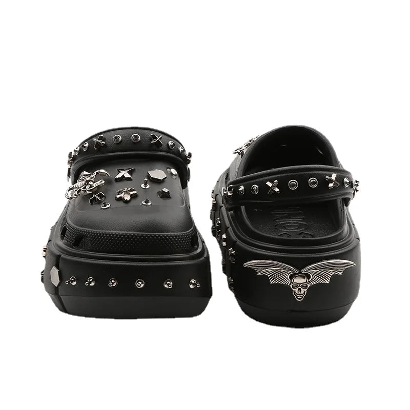 Tongs avec clous dans un style sombre
