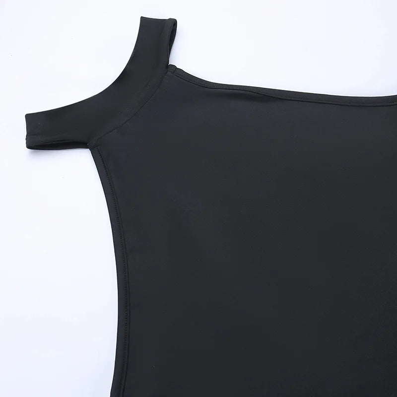 Dunkles Gothic-Kleid mit Ausschnitt