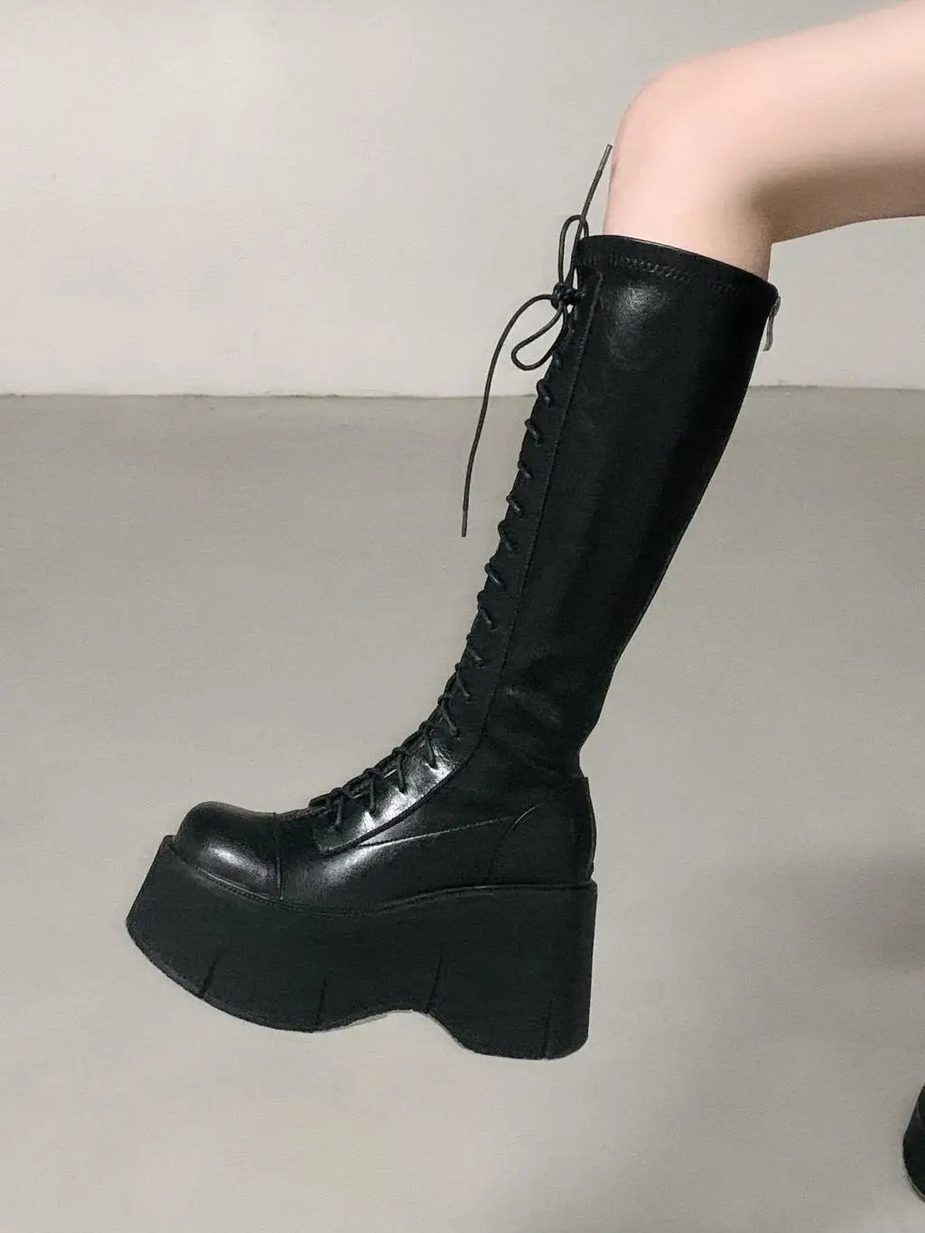 Lange schwarze Gothic-Schuhe – glänzend