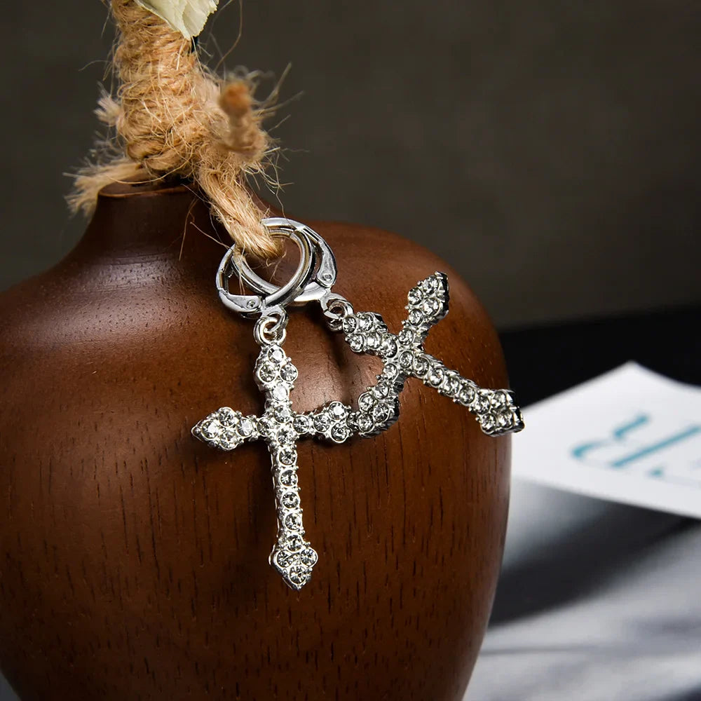 Boucles d'oreilles gothiques en cristal avec motif croix