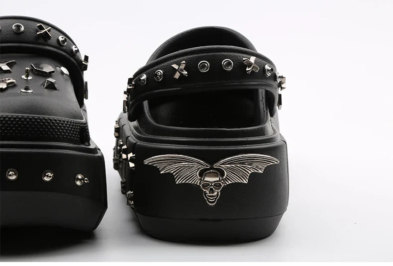 Tongs avec clous dans un style sombre