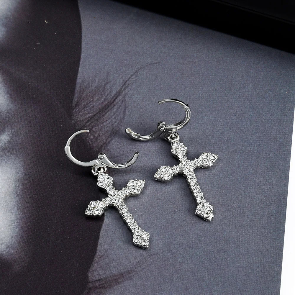 Boucles d'oreilles gothiques en cristal avec motif croix