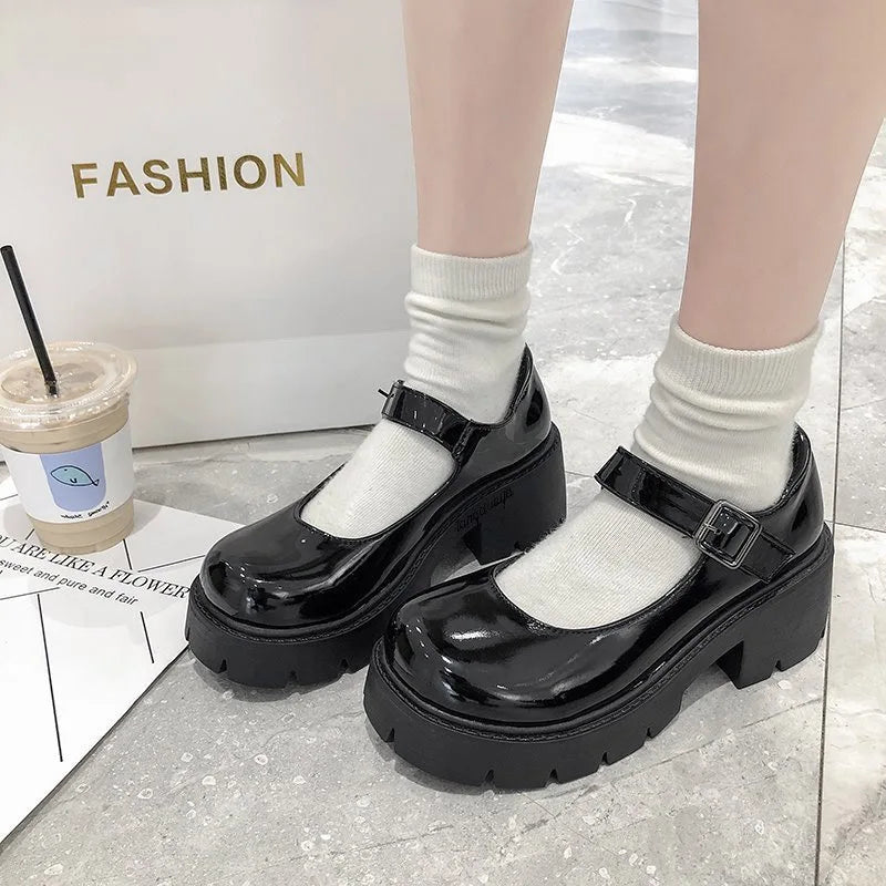 Schwarze Pumps im japanischen Stil