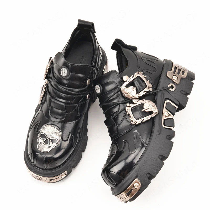 Chaussures gothiques avec motif tête de mort