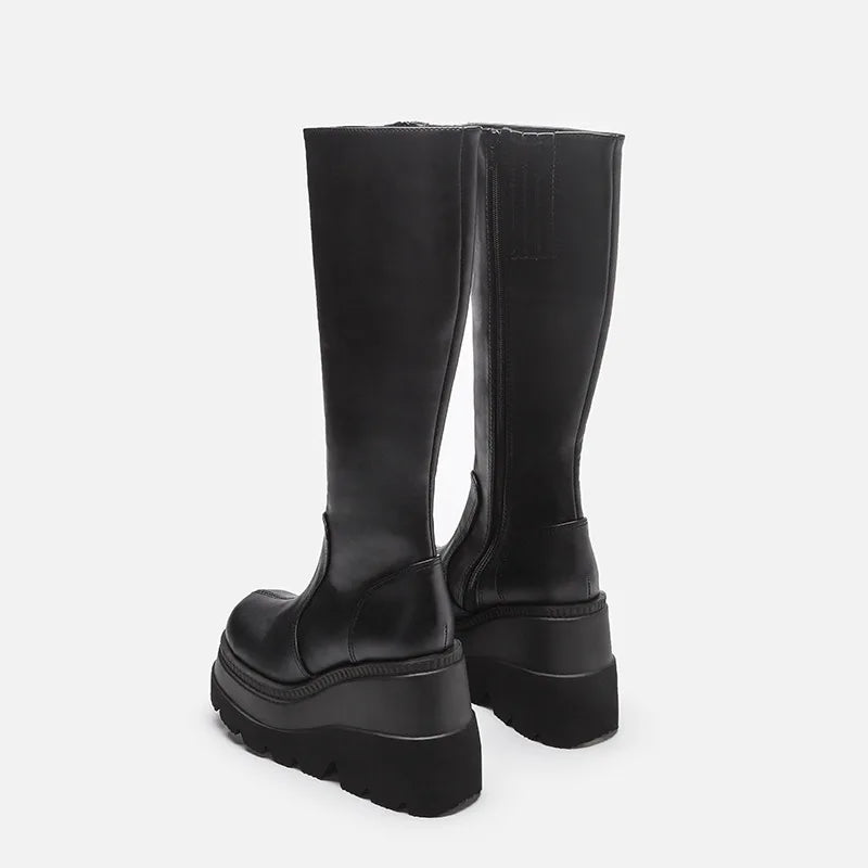 Schwarze Winterstiefel mit hoher Plateausohle und Reißverschluss – glänzend