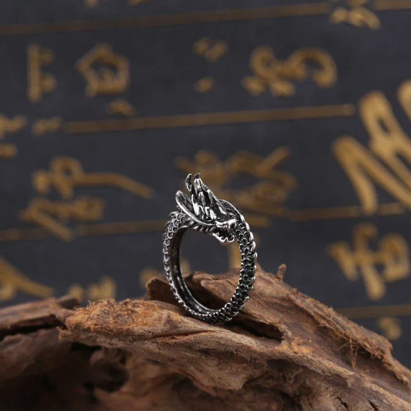 Bague gothique avec motif dragon