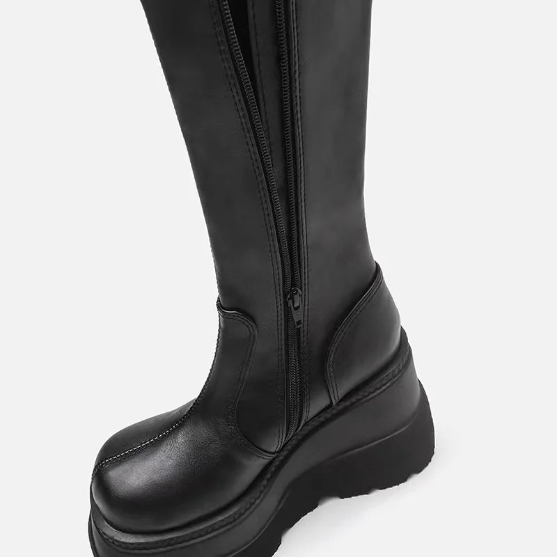 Schwarze Winterstiefel mit hoher Plateausohle und Reißverschluss – glänzend