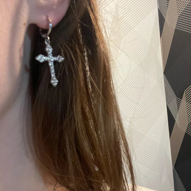 Boucles d'oreilles gothiques en cristal avec motif croix
