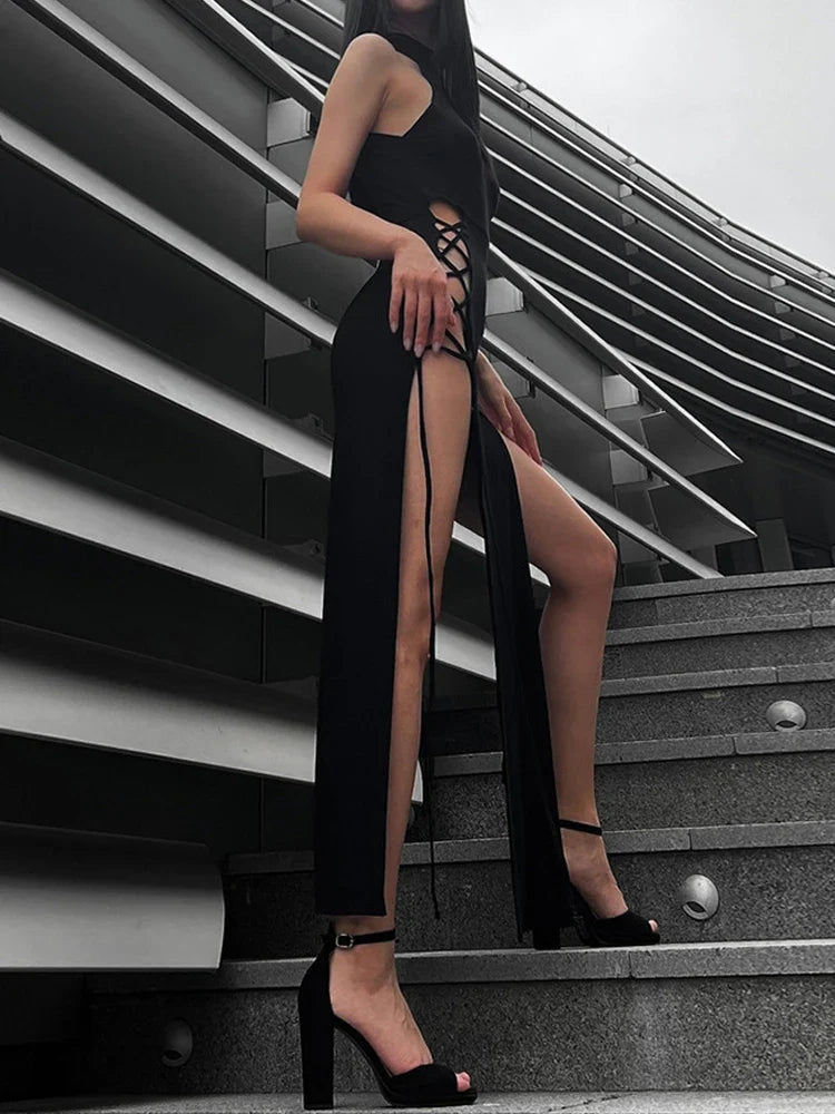 Dunkles Gothic-Kleid mit Ausschnitt