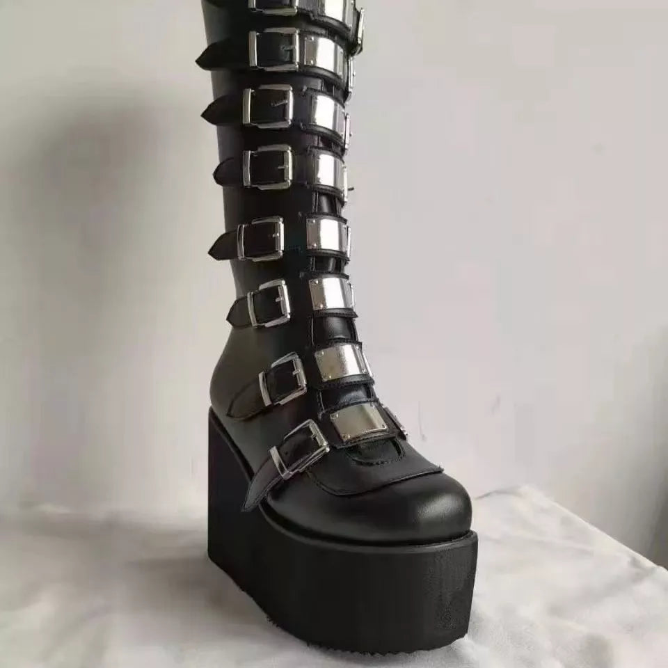 Hohe schwarze Gothic-Punk-Wedges