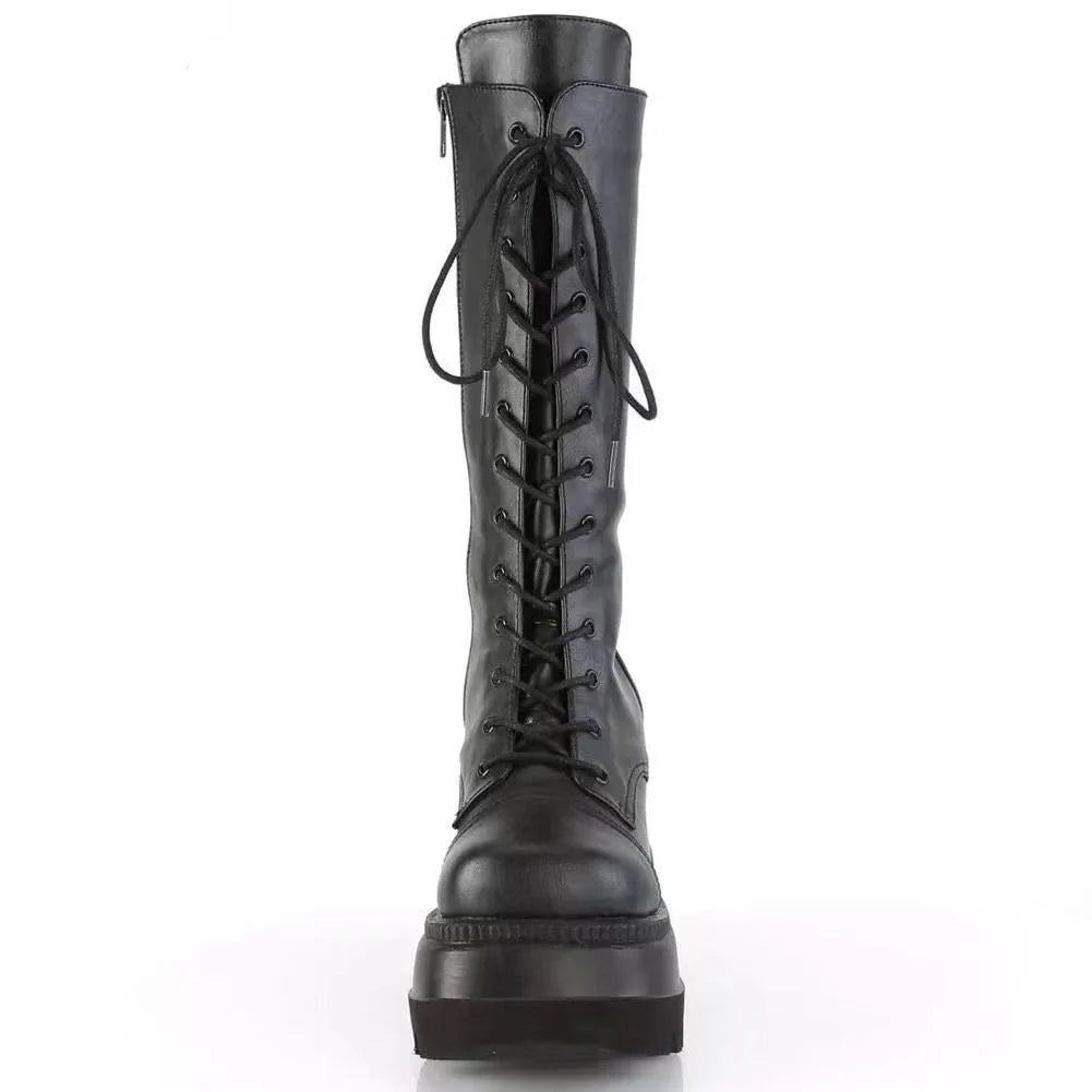 Schwarze, winterhohe Gothic-Stiefel auf Plateau mit Reißverschluss