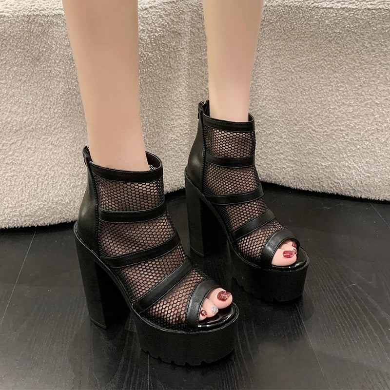 Chaussures gothiques avec maille