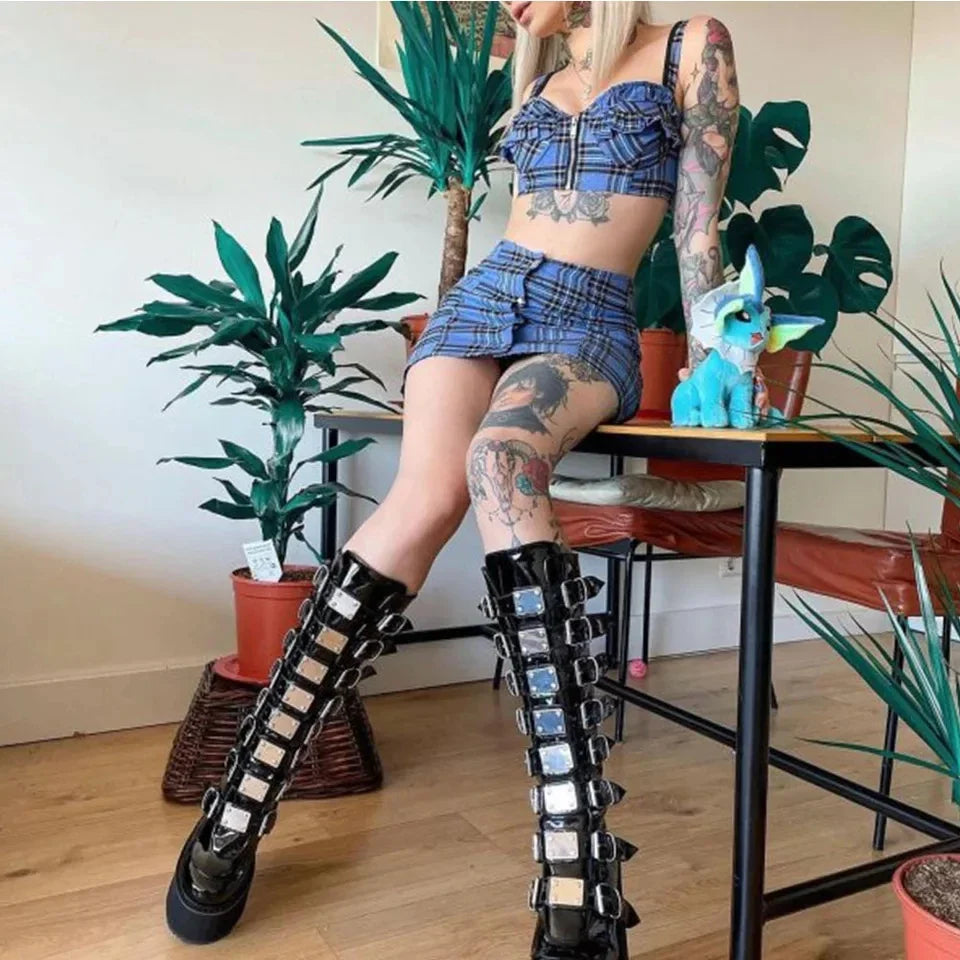 Hohe schwarze Gothic-Punk-Wedges