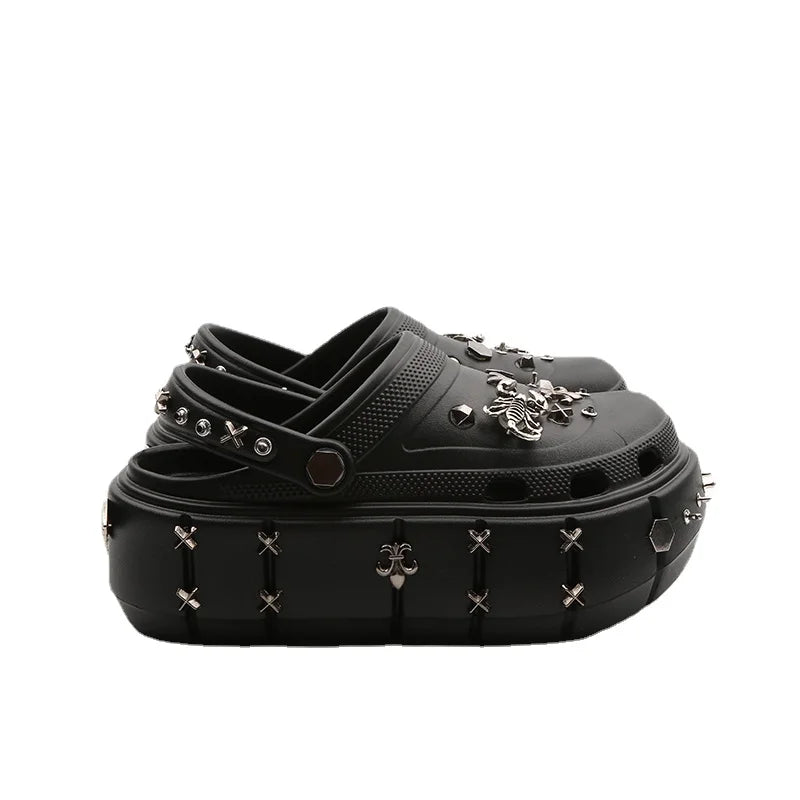 Tongs avec clous dans un style sombre
