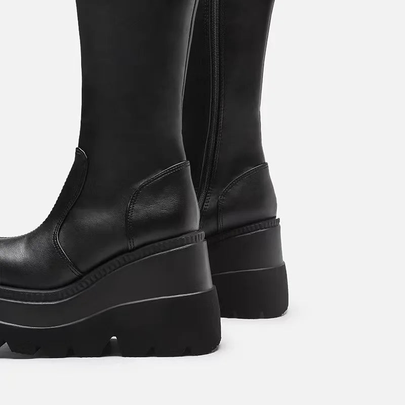 Schwarze Winterstiefel mit hoher Plateausohle und Reißverschluss – glänzend