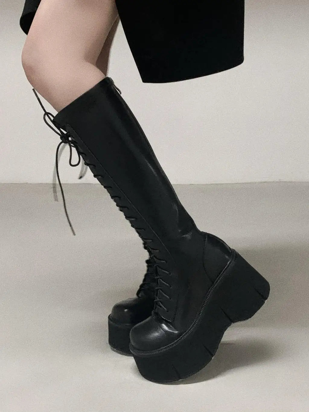 Lange schwarze Gothic-Schuhe – glänzend
