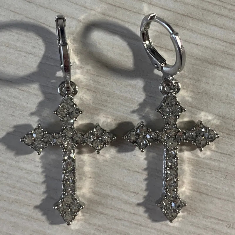 Boucles d'oreilles gothiques en cristal avec motif croix