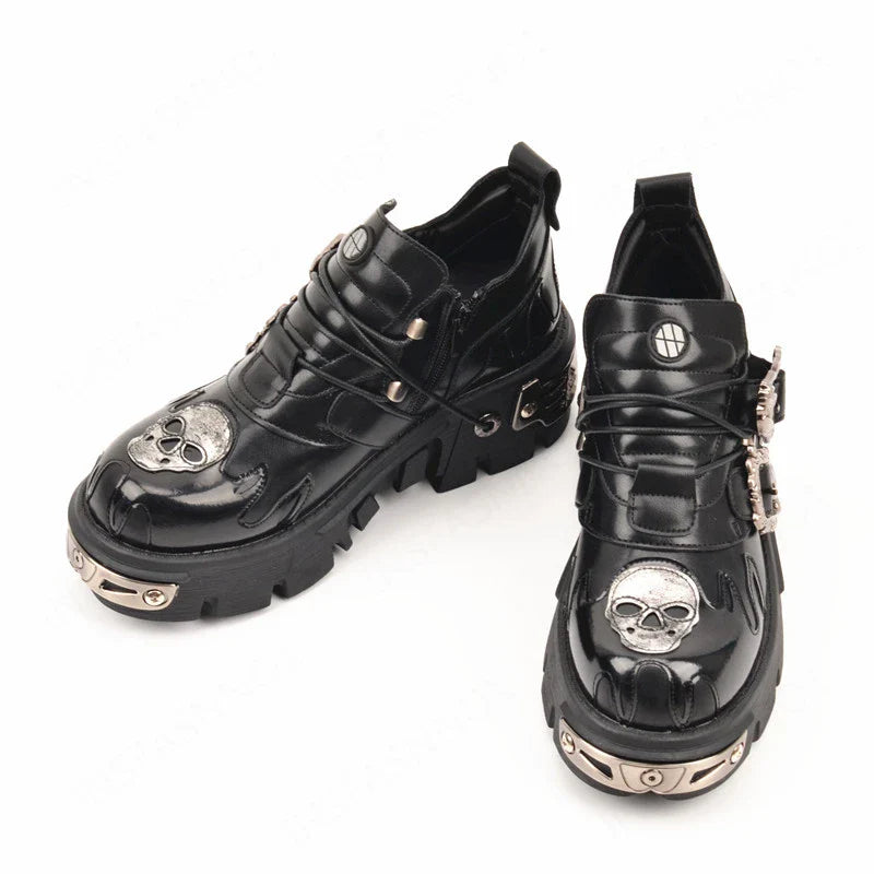 Chaussures gothiques avec motif tête de mort