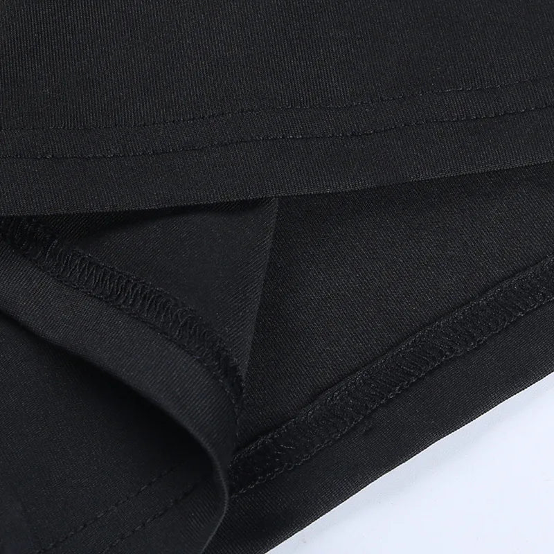 Dunkles Gothic-Kleid mit Ausschnitt