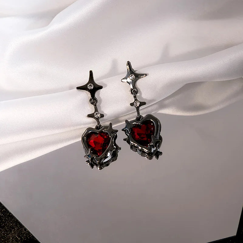 Gothic-Ohrringe mit blutigem Herzen