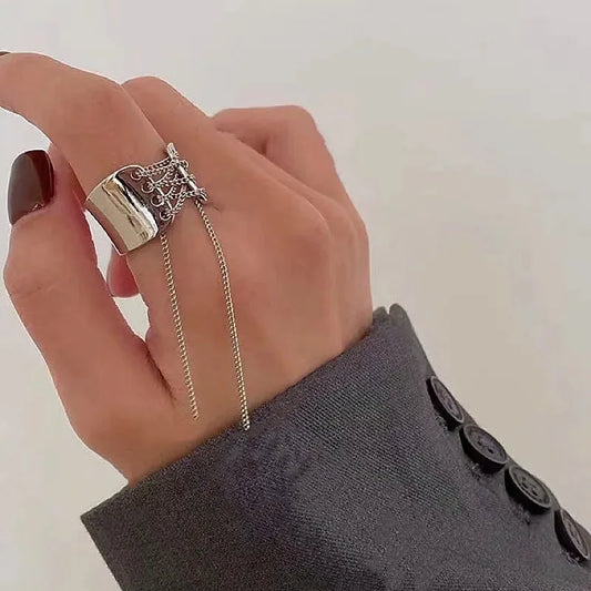 Bague gothique avec motif corset